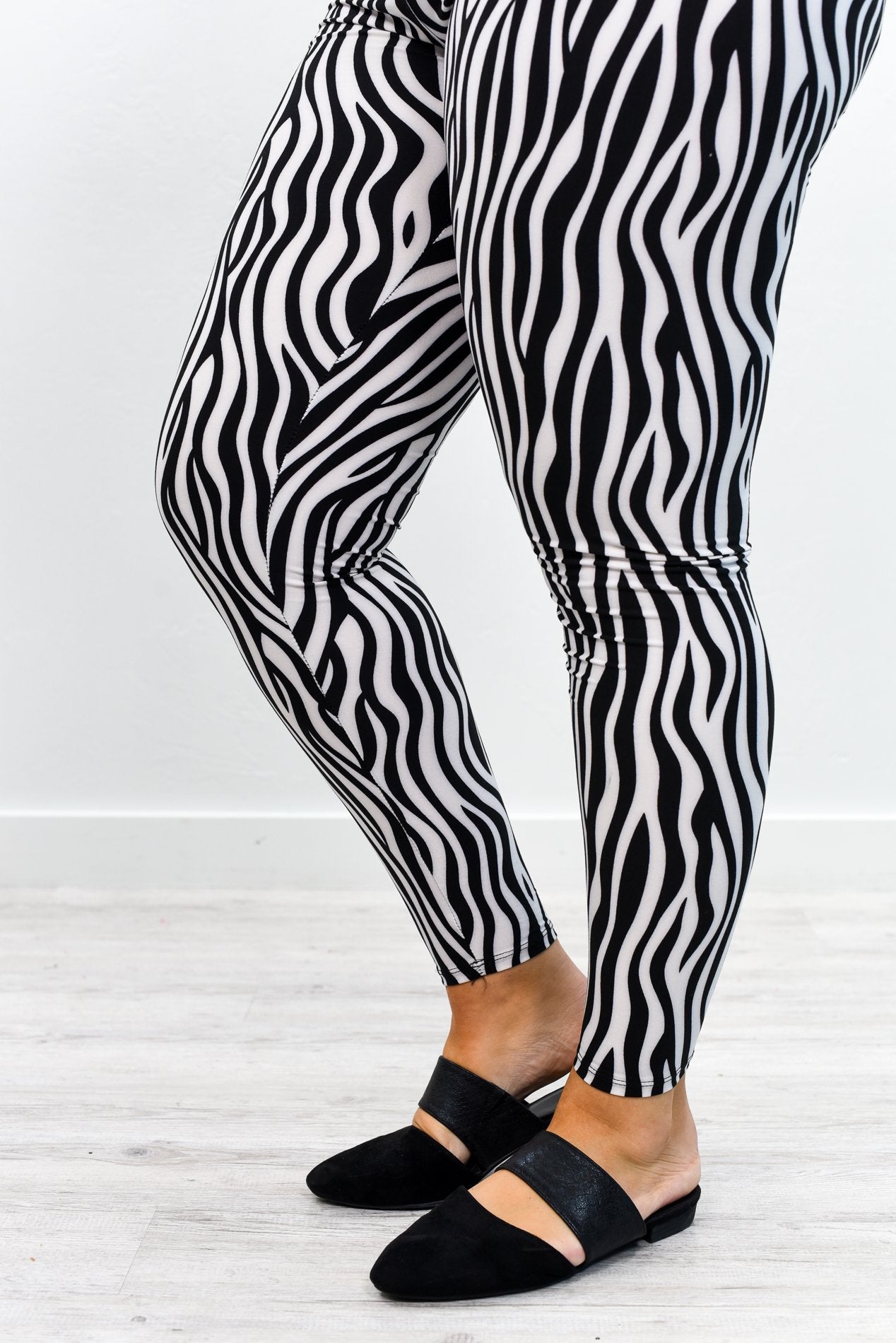 STRIPED - VERTICAL - BLACK AND WHITE - ONE-SIZE - LEGGING