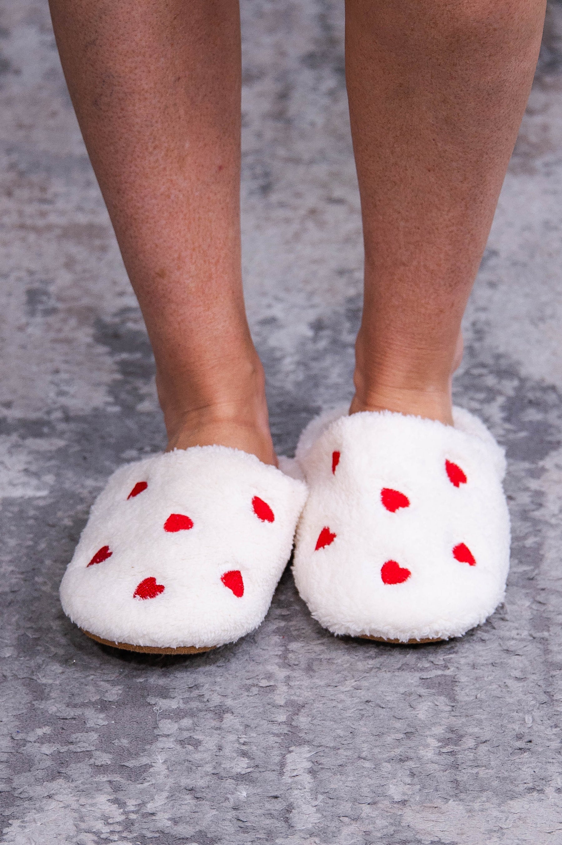 I Am So Loved White/Red Heart Printed Fuzzy Slippers - SHO2763WH