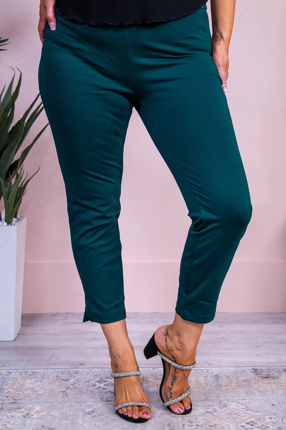 Tonight Looks Good On You Hunter Green Solid Cropped Pants - PNT1692HGN